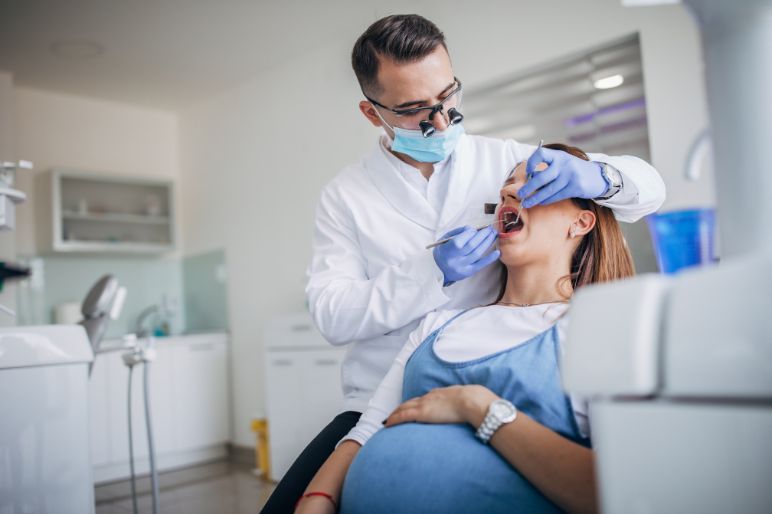 Pulizia dentale in gravidanza: benefici e consigli utili